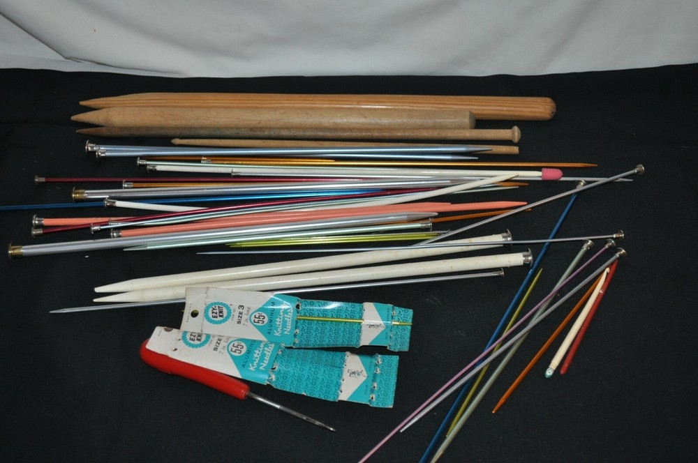 VINTAGE BLACK KNITTING NEEDLE BOX CASE & needles - misc + 1965 patterns EUC