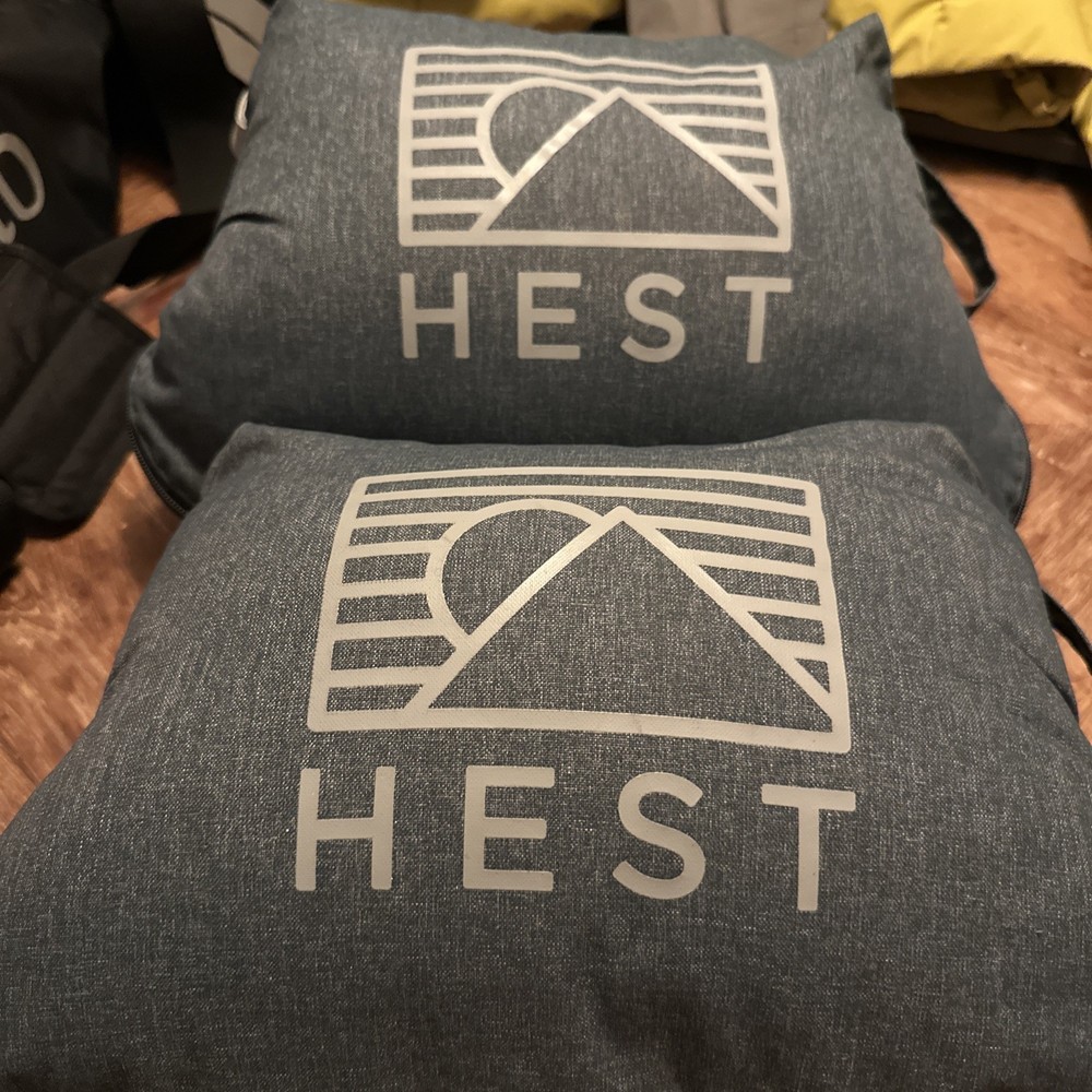 Hest Camp Pillows