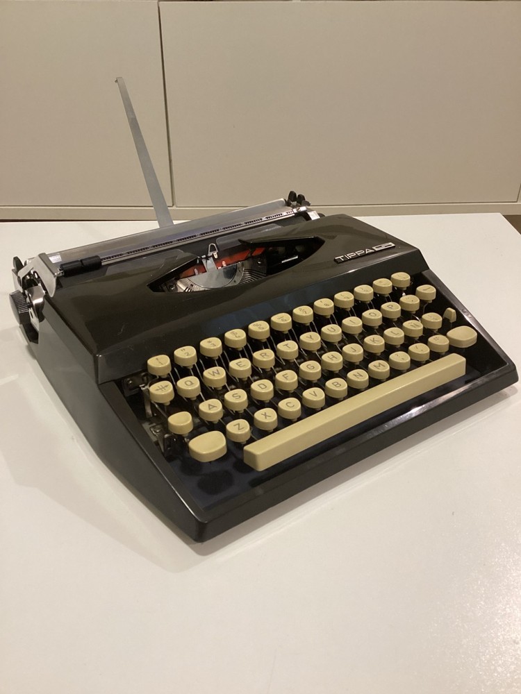 TRIUMPH TIPPA S. TYPEWRITER CURSIVE TYPEFACE. SPANISH LAYOUT. GERMANY 1969.