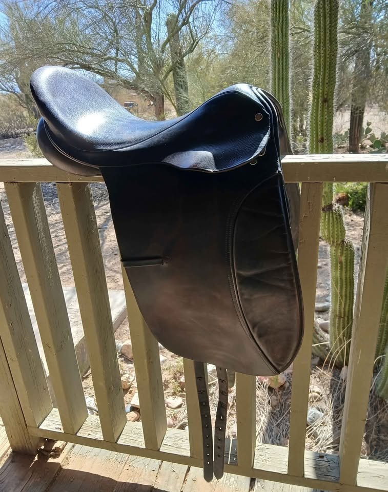 Smith Worthington English saddle, 17" seat