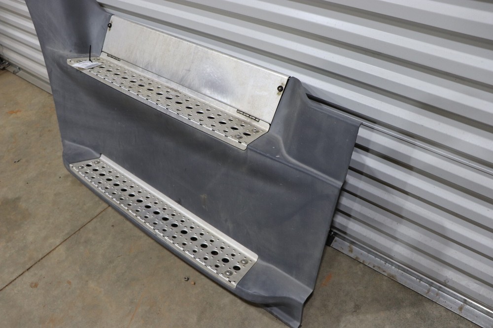 2013-2017 FREIGHTLINER CASCADIA 125 LEFT DRIVER FORWARD SKIRT PANEL STEP OEM