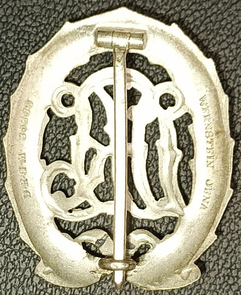 A badge DRL in silver