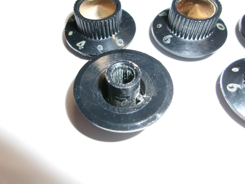 7 VINTAGE BLACK PLASTIC CONTROL KNOBS W/BRASS INSERT.