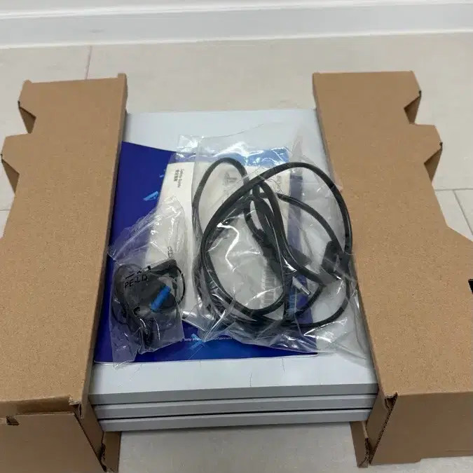 PS4 Pro Glacier White 1TB Full Box Official