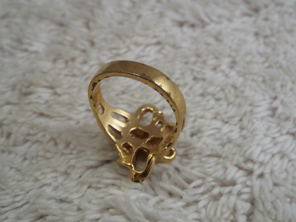 Goldtone Ring ~ Size 7 (B30)