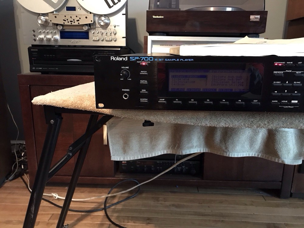 Roland SP-700 Digital Sampler Playback Module With Owners Manual – Display Dim