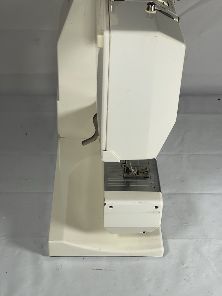 Bernina 1260 Sewing Machine READ