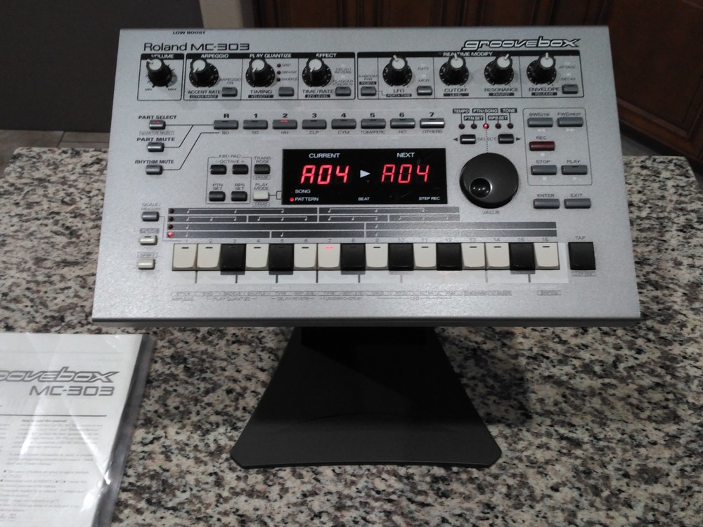 Roland MC-303 Groovebox Sample Drum Machine Synthesizer Mint condition