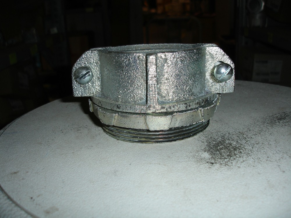 Thomas & Betts 3310 3-1/2" 2SCR NMC CONN