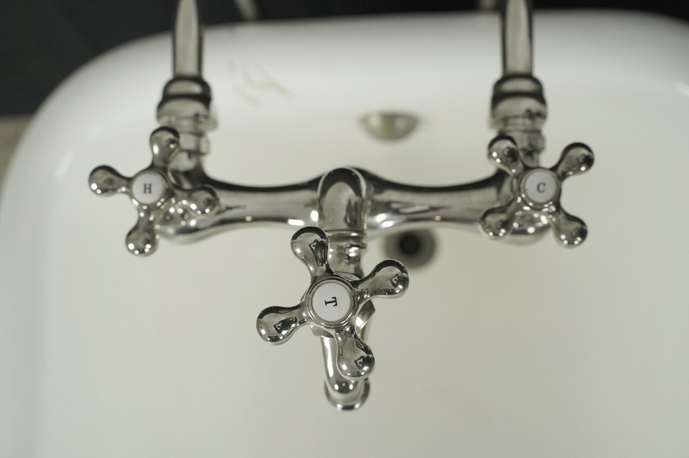 Reclaimed 5 ft. White Earthenware Ceramic Bathtub