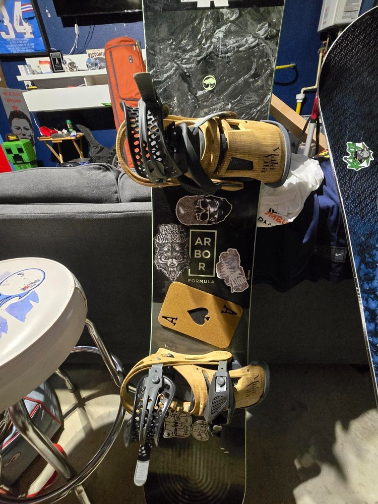 arbor formula snowboard 162W. Good condition. Great starter board
