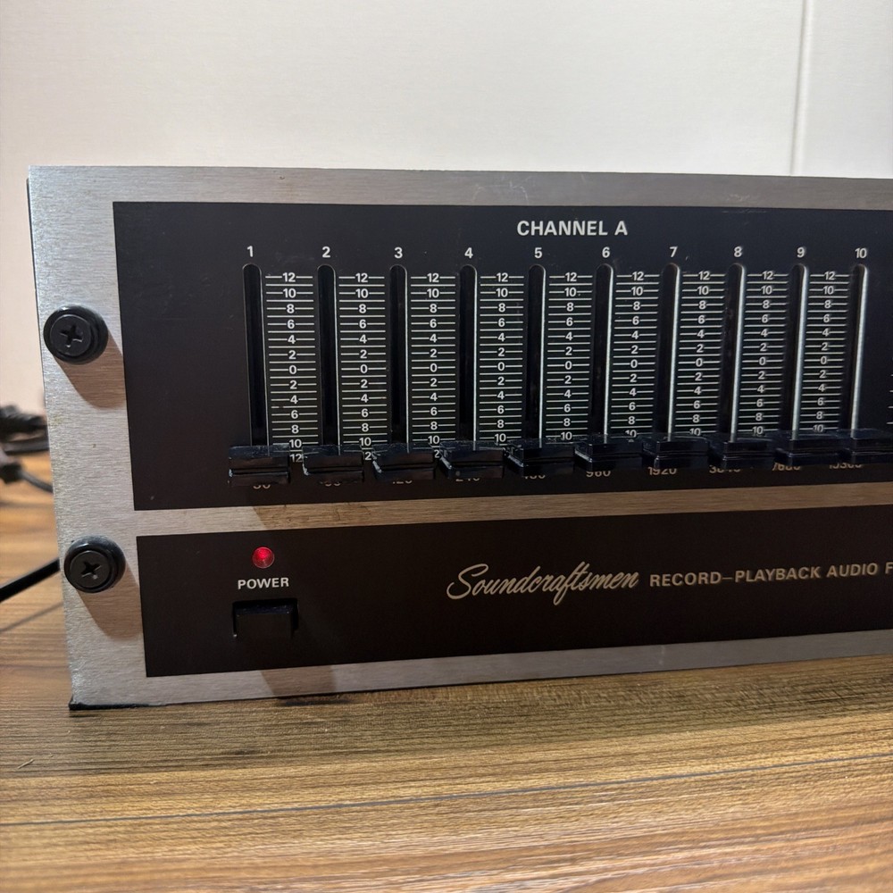Soundcraftsmen RP2201-R Record-Playback Audio Frequency Equalizer Powers On