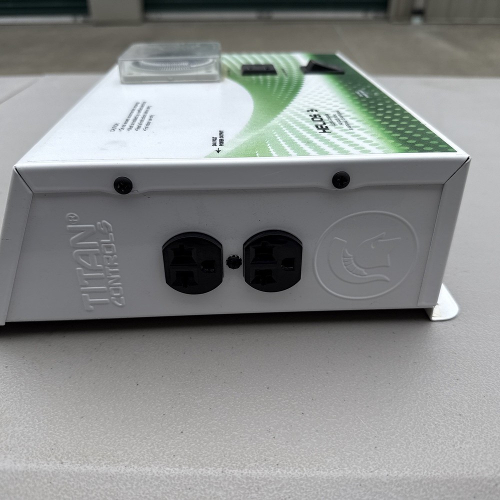 Titan Controls Helios 3 . 4 Light Controller 240 V