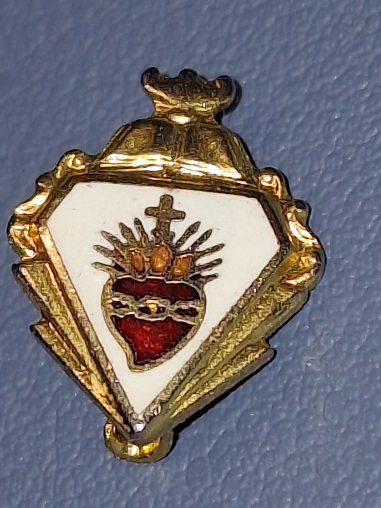 SMALL SACRED HEART LAPEL PIN