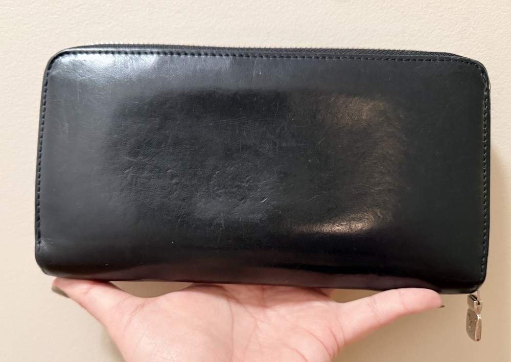 Authentic Louis Vuitton - Black Leather Zippy Wallet.