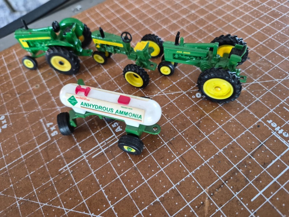 JOHN DEERE SMALL FARM COLLECTION 4 PIECES