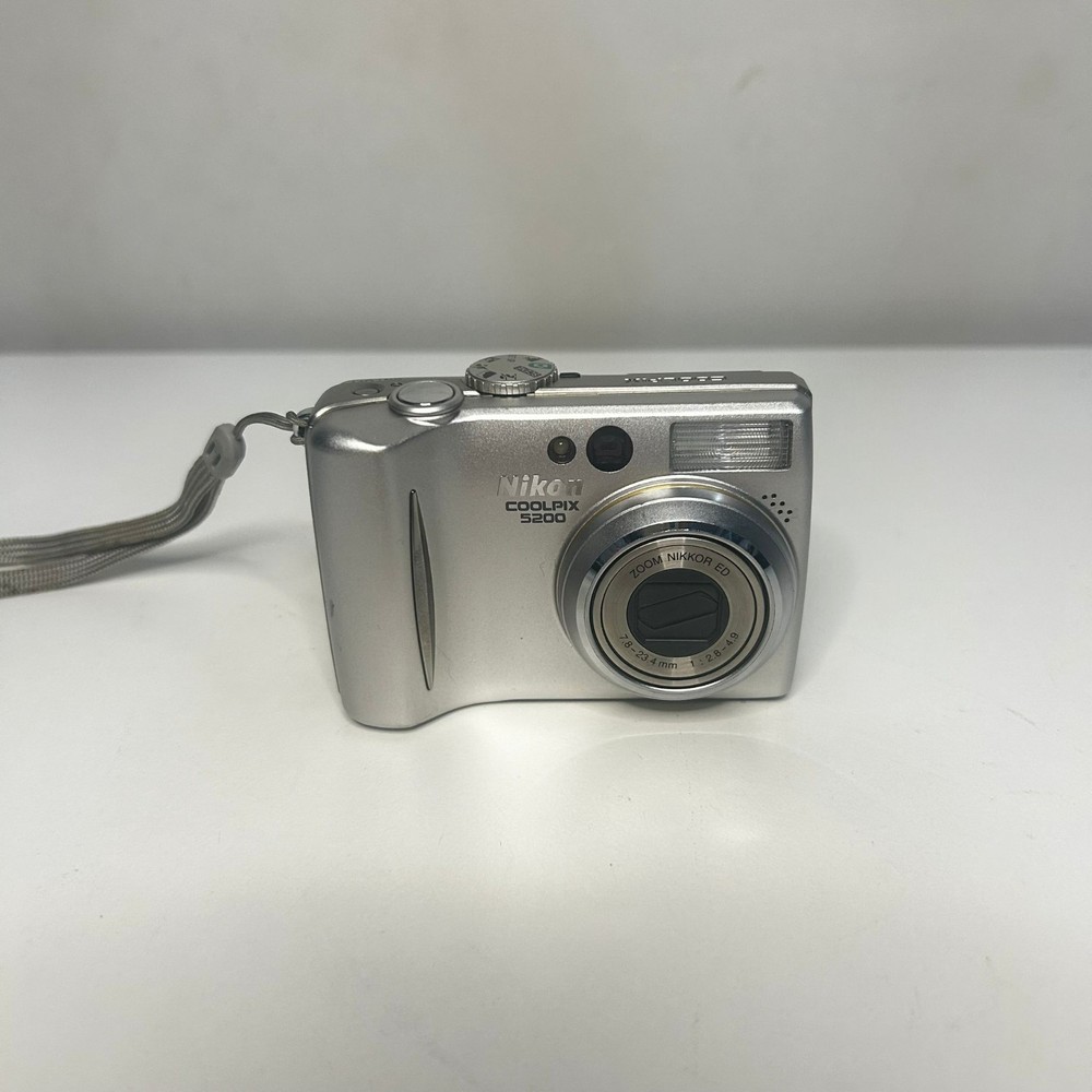 Nikon Coolpix E5200 Compact Digital Camera Silver 5.1mp - Tested - Free returns