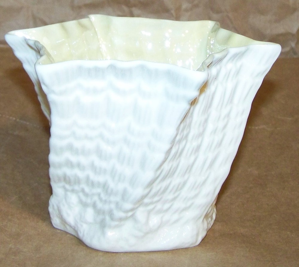 IRISH BELLEEK LIMPET BOWL - SIX POINT (M)