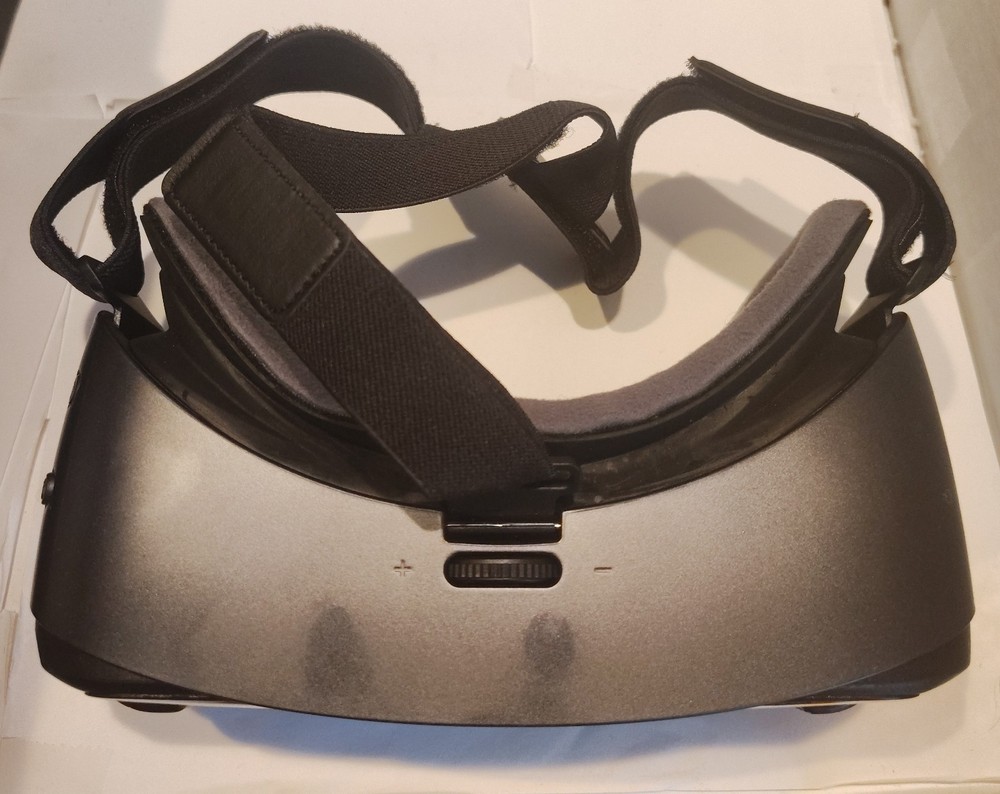 Samsung Gear VR with Controller Powered By Oculus