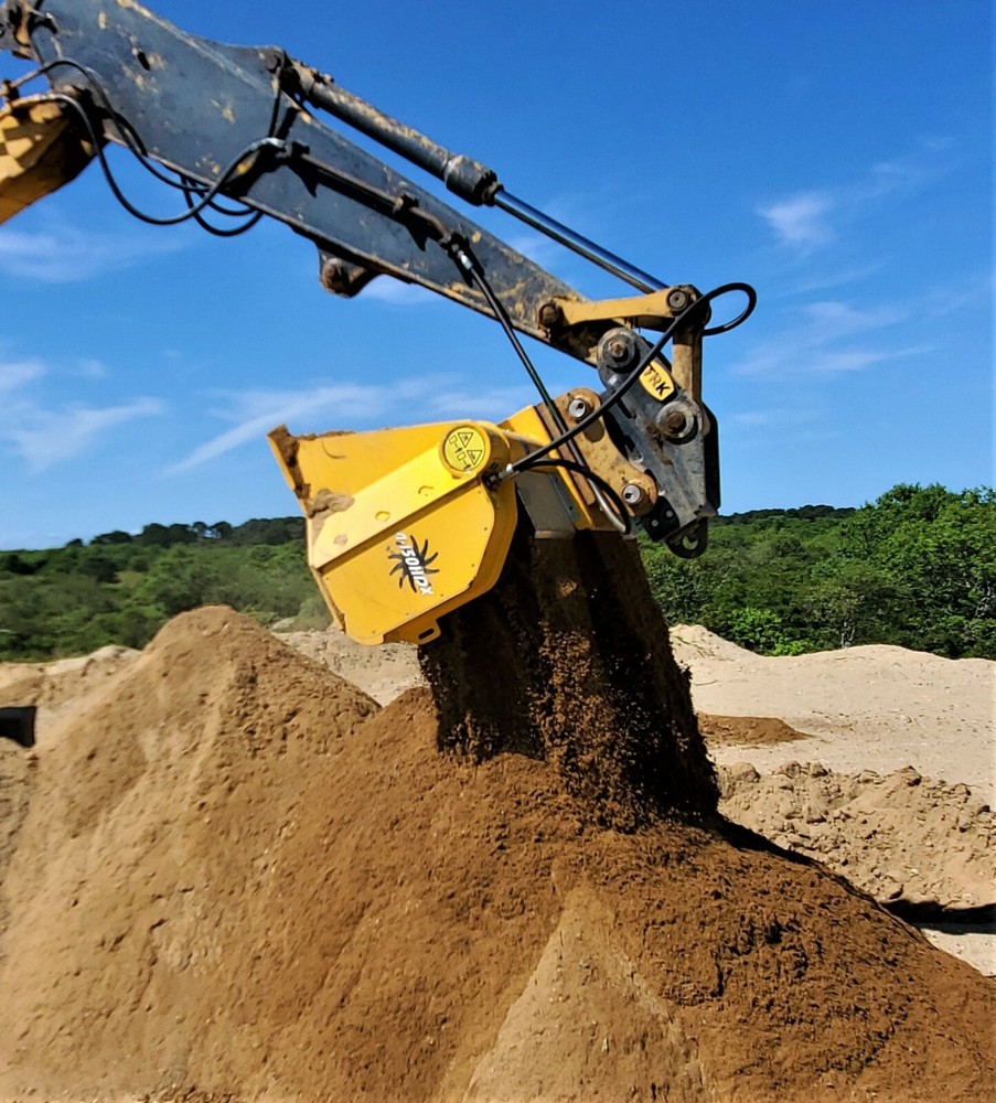 fast, efficient backhoe screening bucket