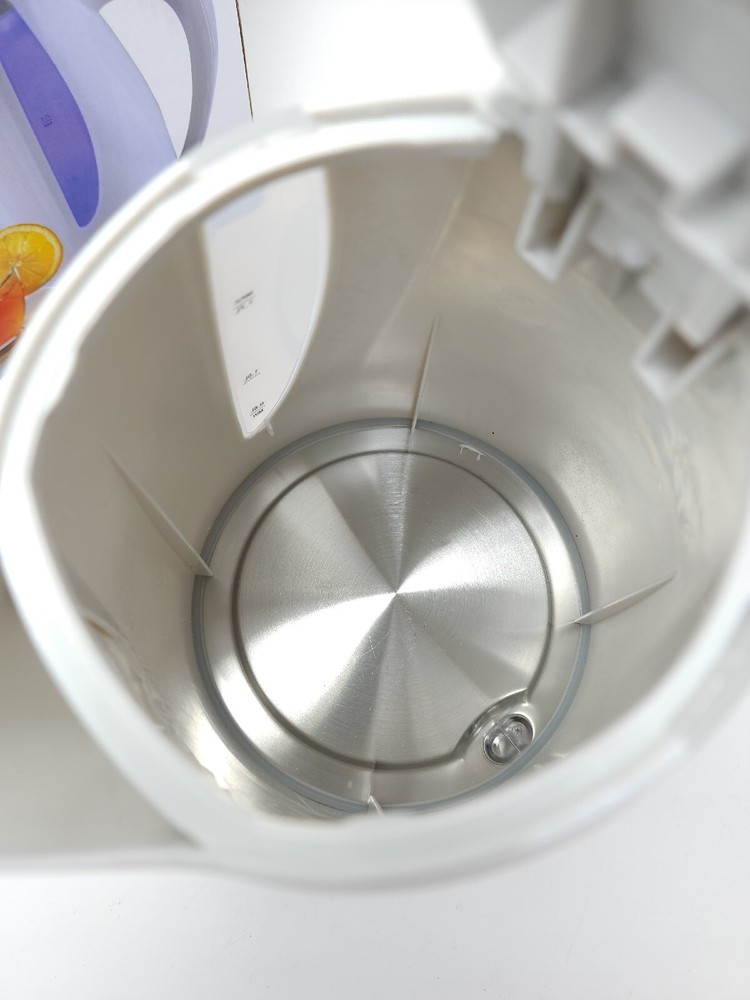 MegaChef MGKTL-1743 1.7L Tea Kettle - White