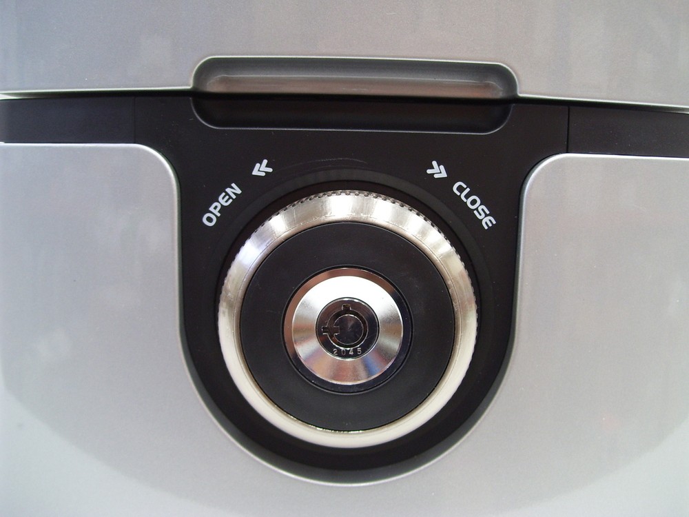 SENTRY SAFE QA0121 FIRE-SAFE WATERPROOF DATA USB CD/DVD STORAGE CHEST SAFE