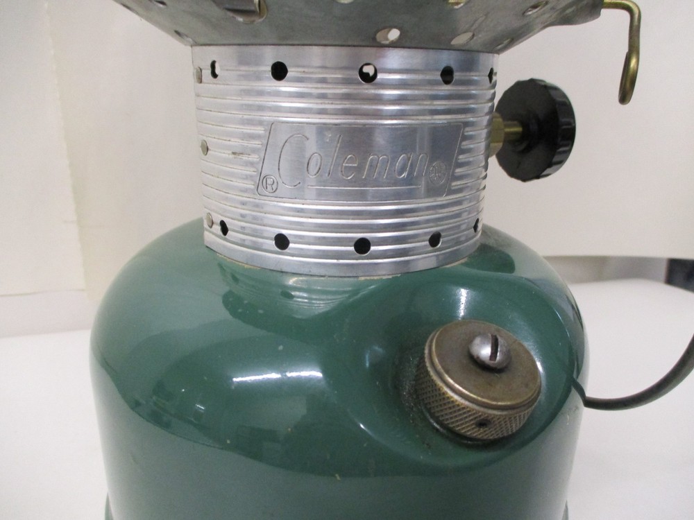 VINTAGE 1966 COLEMAN MODEL 220F DOUBLE MANTLE LANTERN