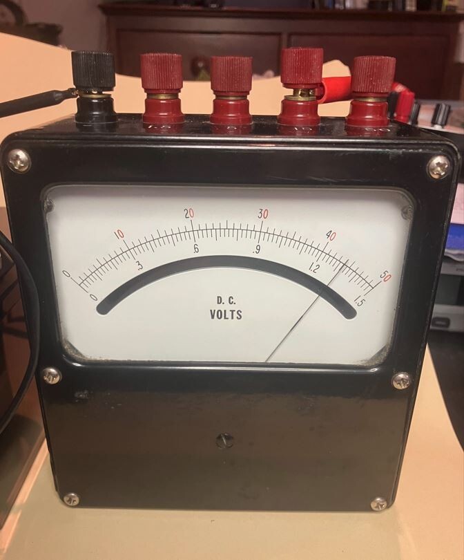 Precision Lab-Quality DC Voltmeter with Mirror Scale and Carrying Strap
