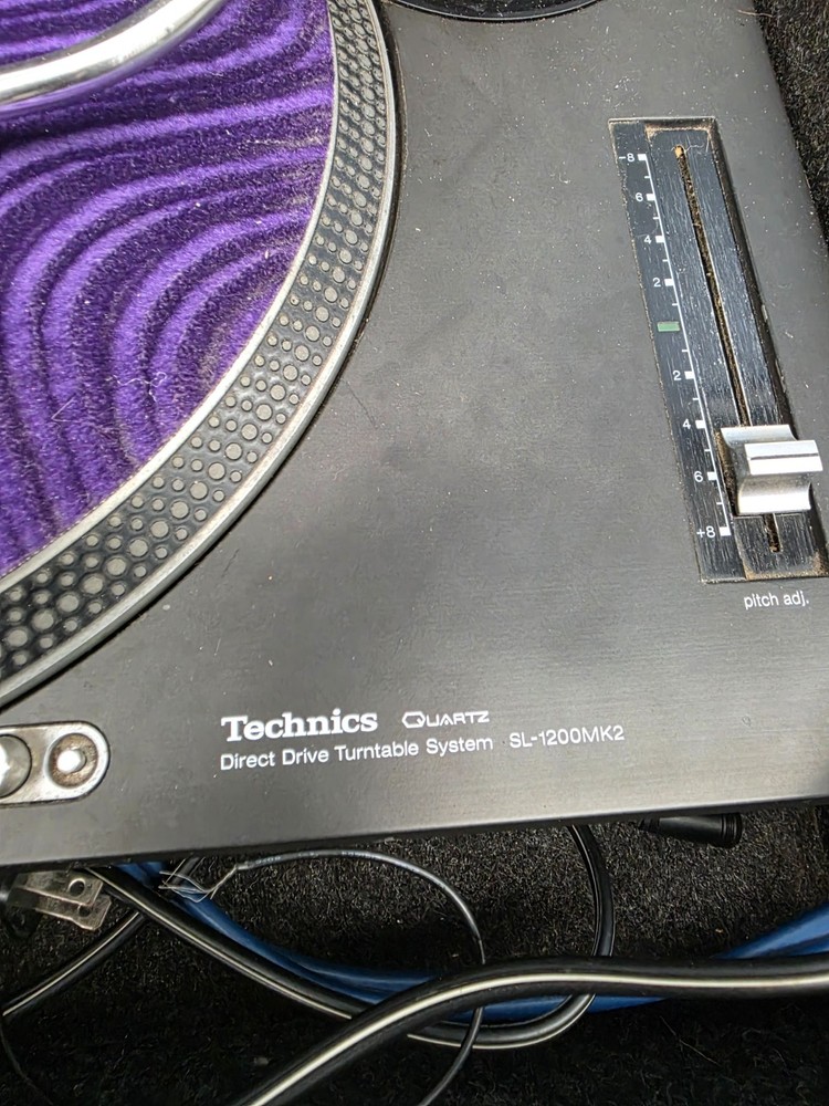 2 technics sl-1200mk2 dj turntables