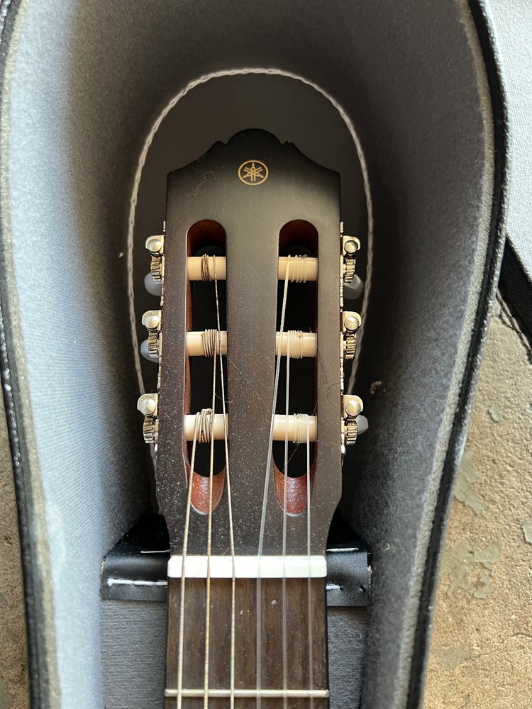 Yamaha CG122MS Classical Guitar with Hard Case – Solid Top