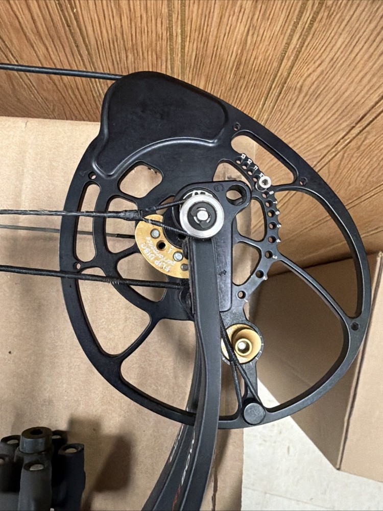 Bowtech Reign 7 Compound Bow Used