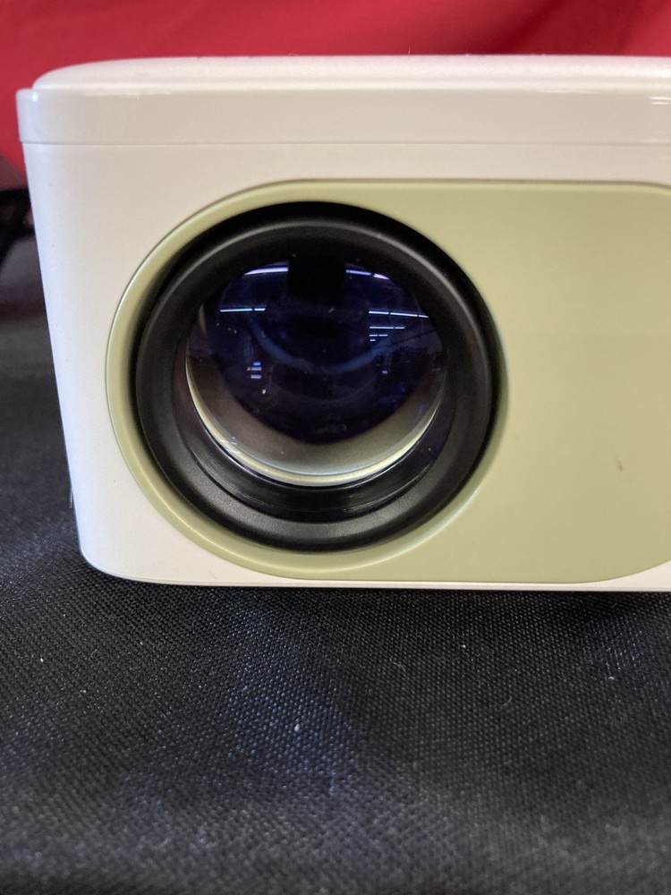 BIGASUO B110 Mini Projector Battery Powered with Bluetooth New Open Box