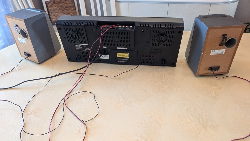 Emerson MS3106 Triple CD Player Linear 3-Disc AM/FM Wall Mount