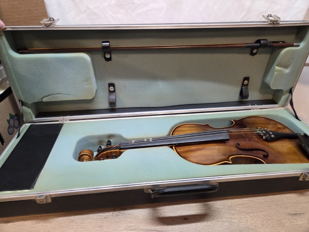 Beginner Violin with case Missing 1 string, comes with accessories and cloth