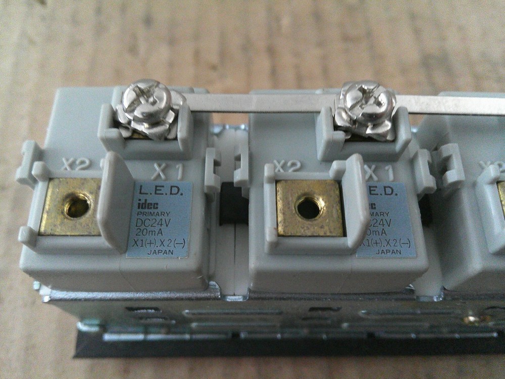 IDEC SLC-30 LIGHT PANEL 24VDC 6 SPACES