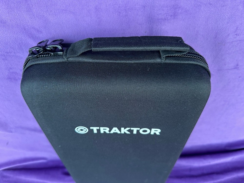 Native Instruments Traktor Kontrol D2 DJ Controller #2