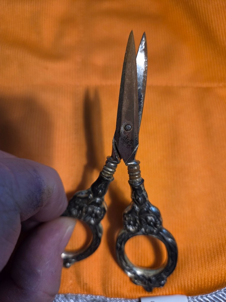 Antiuqe Scissors Sewing with Floral Pattern on Handle