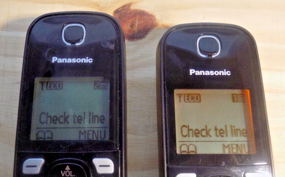 PANASONIC ANSWERING SYSTEM with Two Handsets BLUEOOTH Model KX-TG833SK