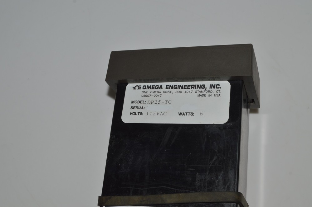 OMEGA PROGRAMMABLE DIGITAL THERMOCOUPLE METER. DP25-TC (UFY96)