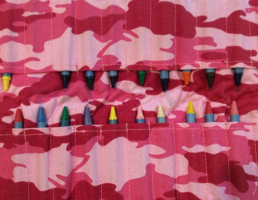 DOODLEBUGZ CRAYOLA CRAYON KEEPER - PINK CAMO WITH CRAYONS