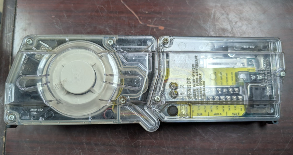 🤪 SYSTEM SENSOR DUCT MOUNT SMOKE DETECTOR 120 VAC D4120