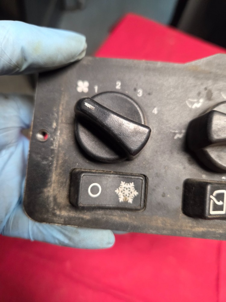 BERGSTROM TEMPERATURE CONTROL SWITCH, PANEL, KNOBS, HEATER, HVAC 18 05002 001