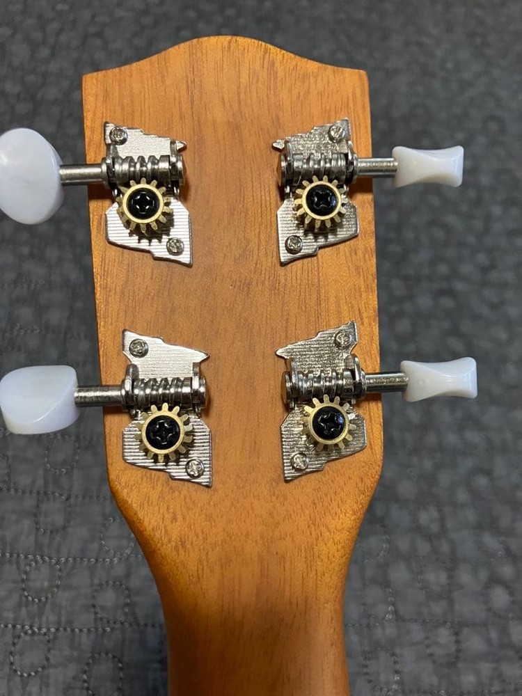 Hanalei HUK-80C Ukulele with case