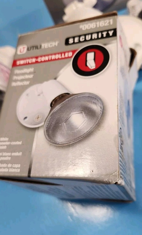 Utilitech 6-in 1-Head Halogen White Switch Controlled Flood Light MT125WUT NEW