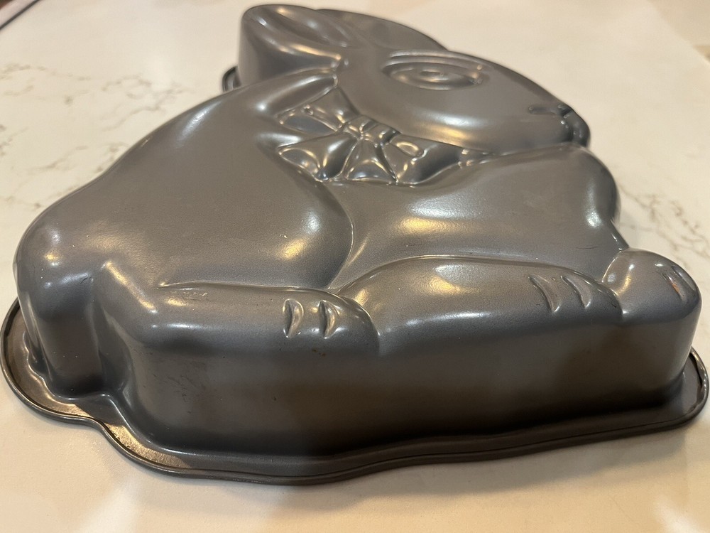 11” Tall Bunny Rabbit / Easter Cake Mold