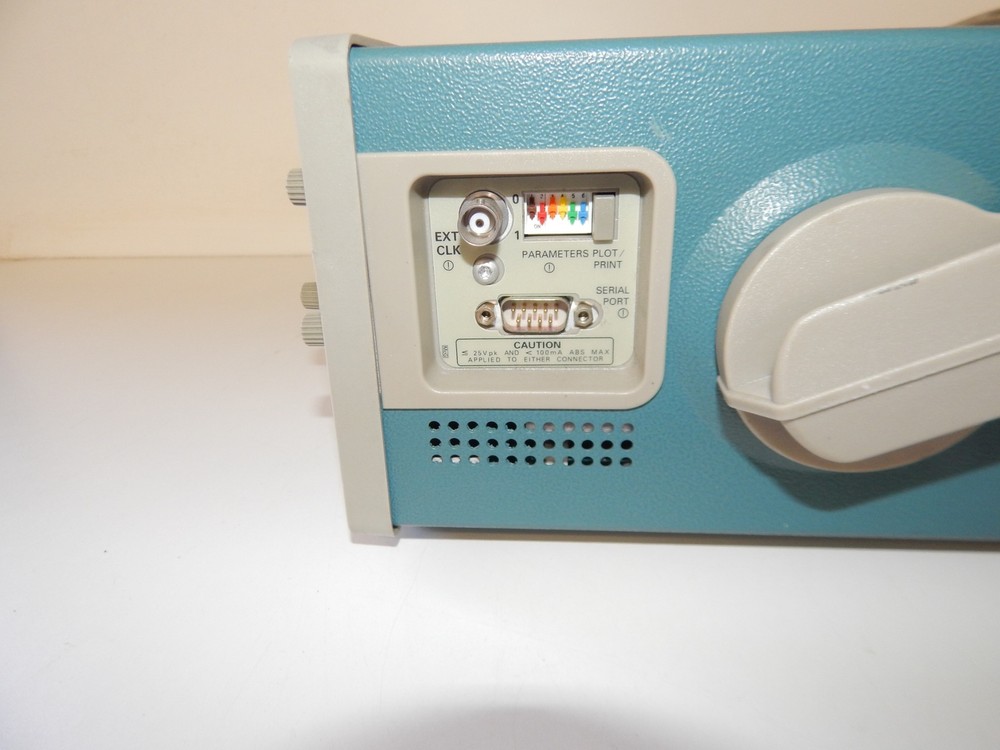TEKTRONIX 2211 DIGITAL STORAGE OSCILLOSCOPE (IWJ6)