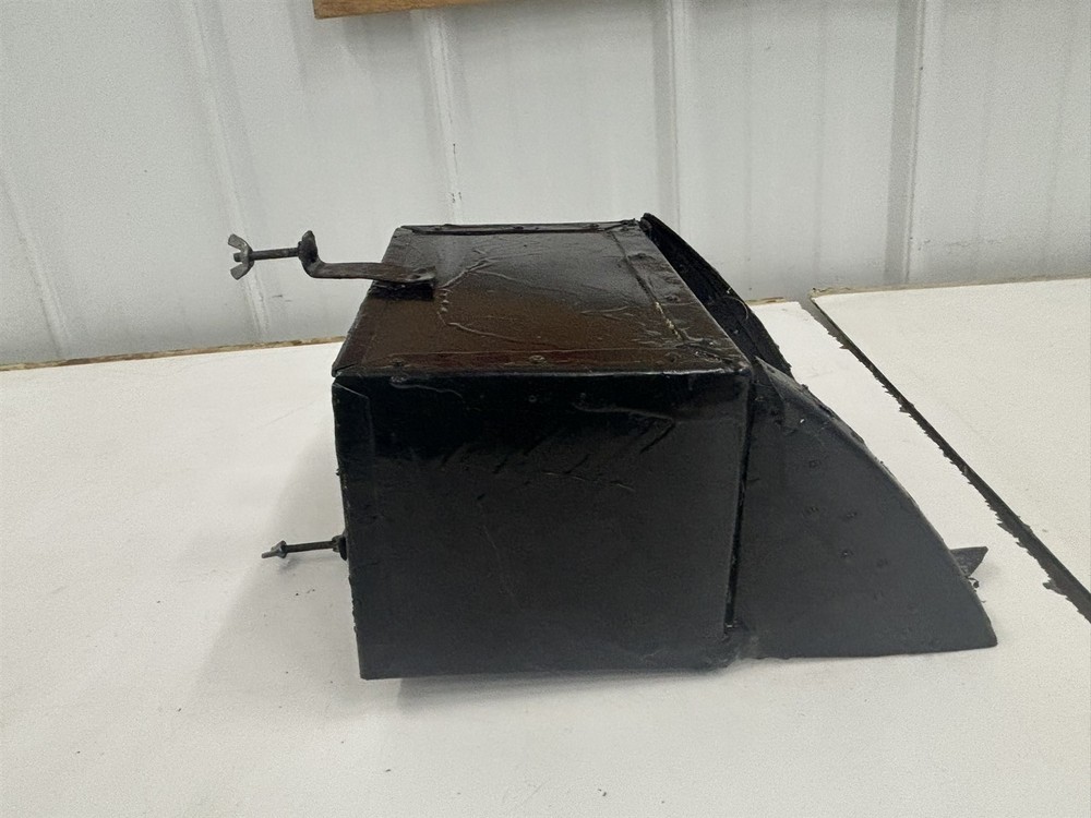 Luscombe Model 8 Battery Housing Box