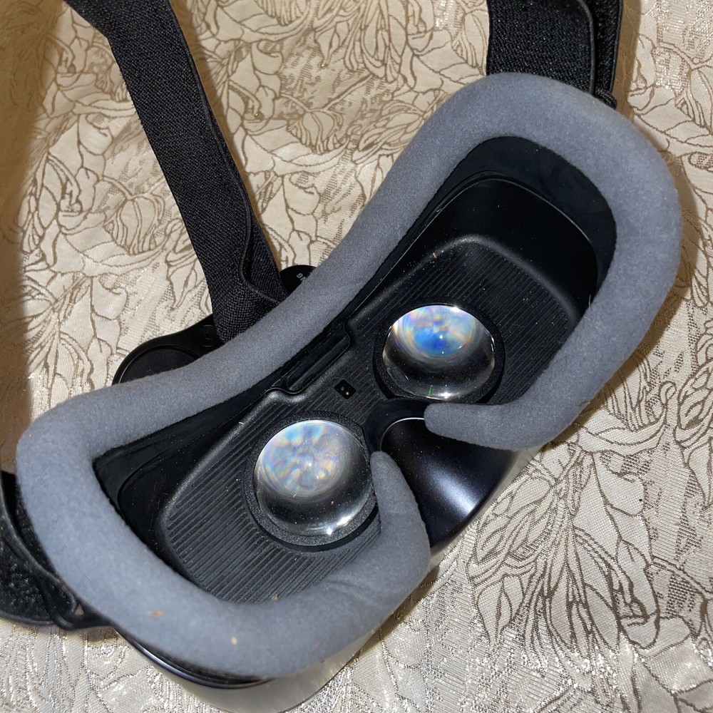 Samsung Gear VR with controller