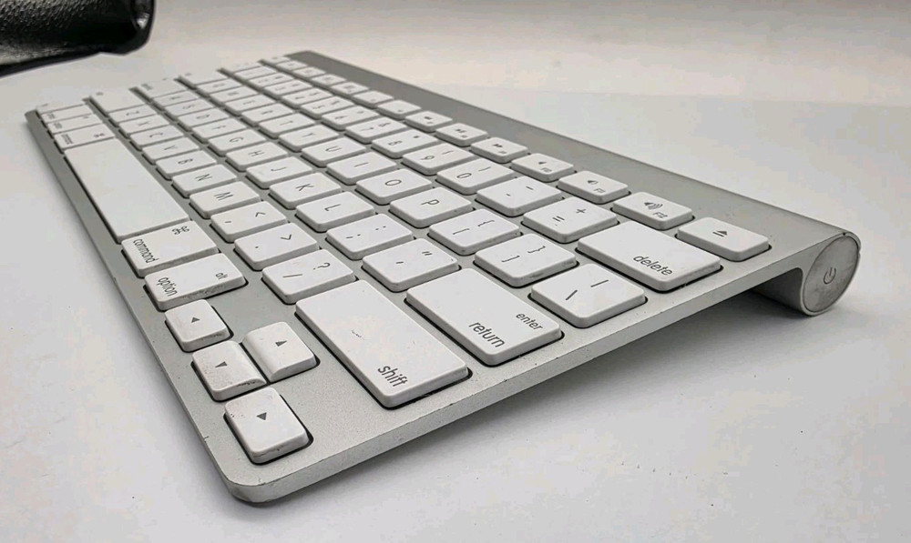 Apple Wireless Bluetooth Keyboard A1314 & Magic Mouse A1296 Set, White/Silver