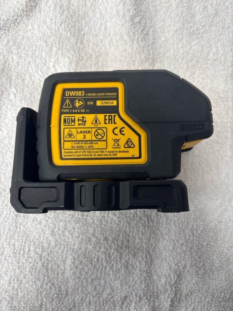 PRE-OWNED DEWALT LASER LEVEL DW083 WITH CASE (P23016437)
